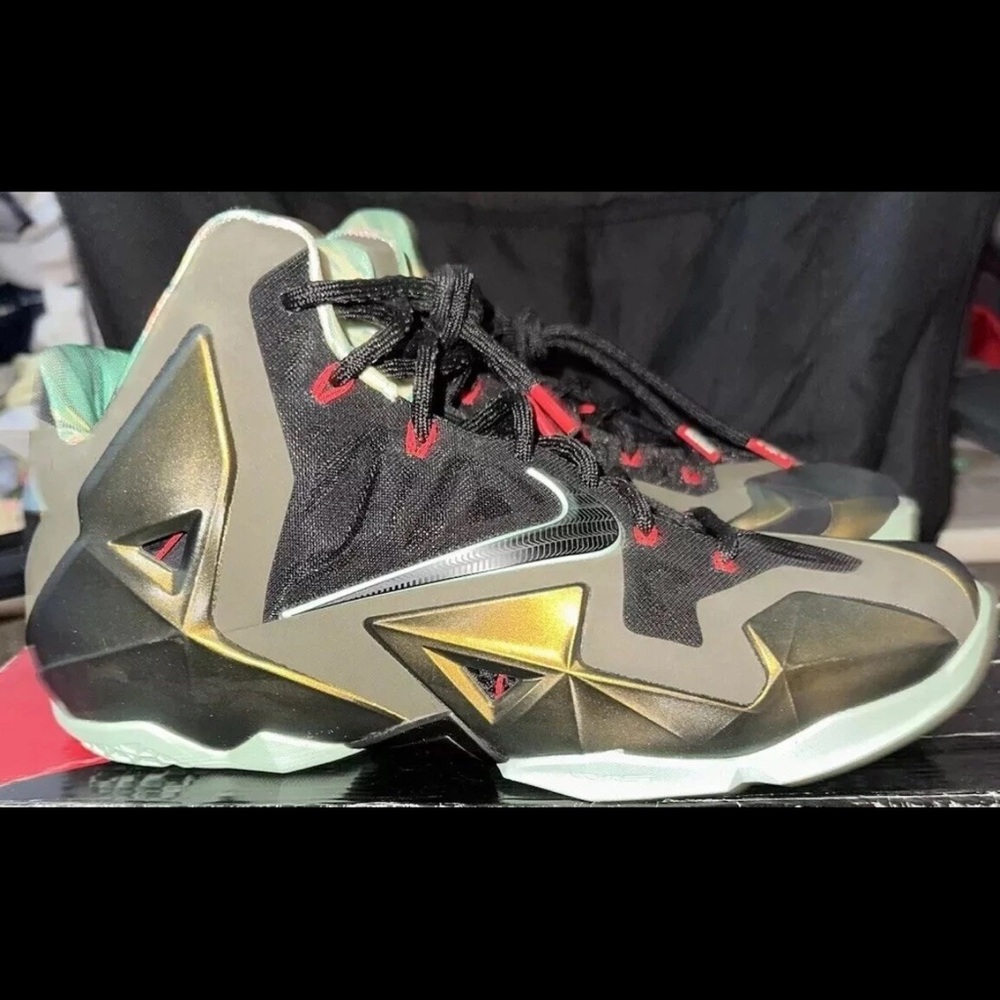 Nike LeBron XI 11 Kings Pride Green Gold Size 11 Mens Basketball Sneaker 2013